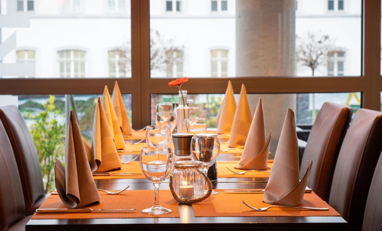 Food Hotel Нойвід Екстер'єр фото