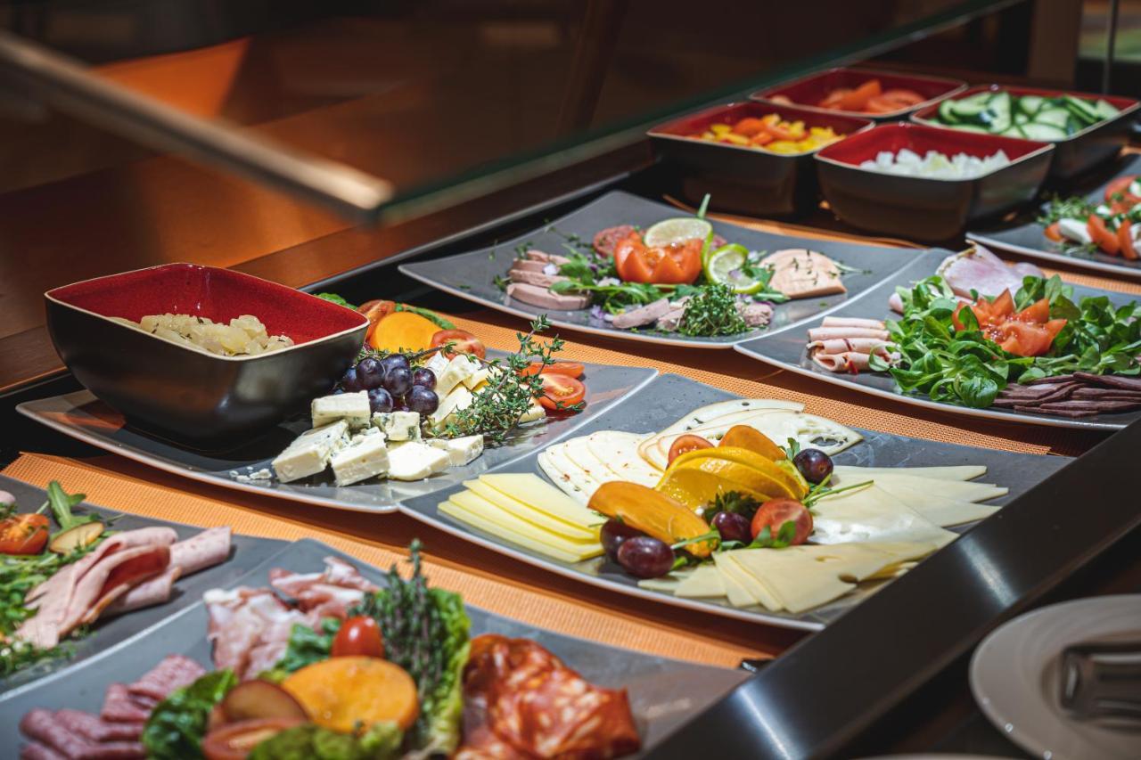 Food Hotel Нойвід Екстер'єр фото