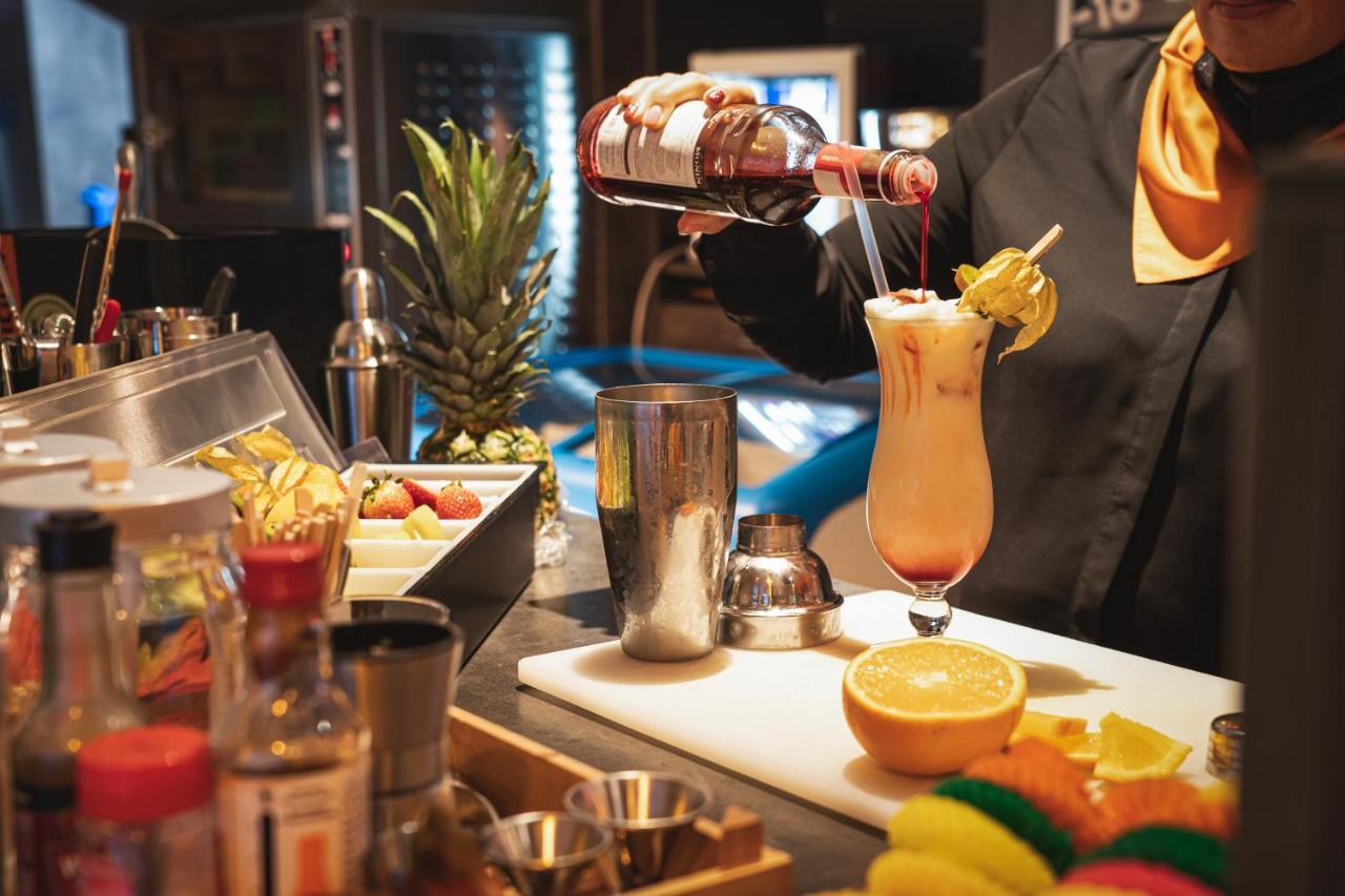 Food Hotel Нойвід Екстер'єр фото