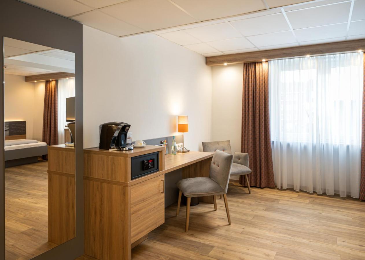 Food Hotel Нойвід Екстер'єр фото