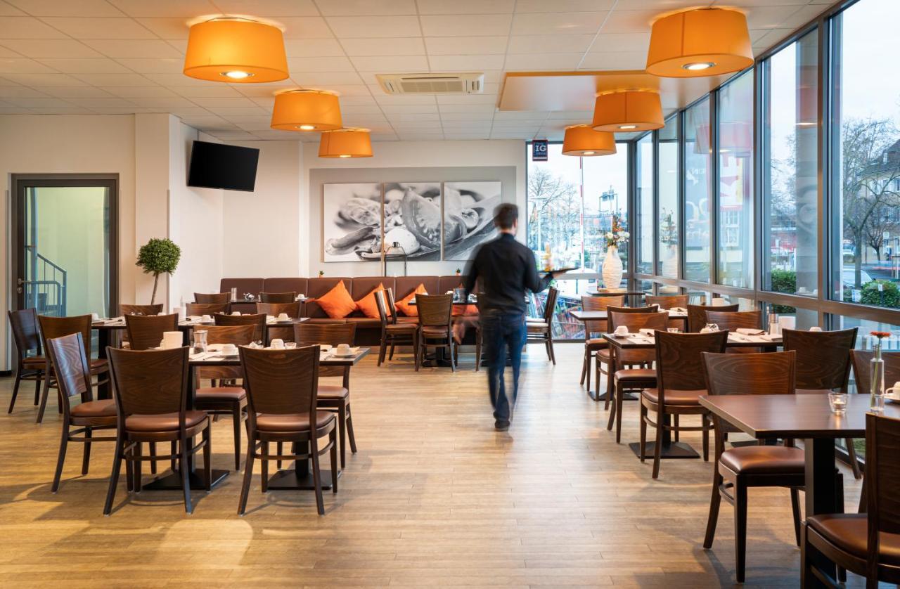 Food Hotel Нойвід Екстер'єр фото